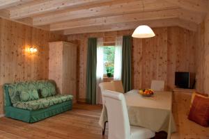 a dining room with a table and a chair at Appartments Helvetia in Villabassa