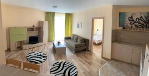 uma sala de estar com um sofá e uma televisão em Sozopoli Hills Apartments em Sozopol