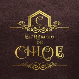 un libro marrón con un logotipo de oro. en El Refugio de Chloe, en Villar de Ves