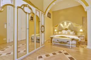מיטה או מיטות בחדר ב-Roza Luxury Apartment
