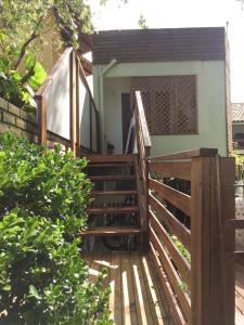 佛羅安那波里的住宿－Estúdio Sabiá，通往带围栏的房子的木楼梯