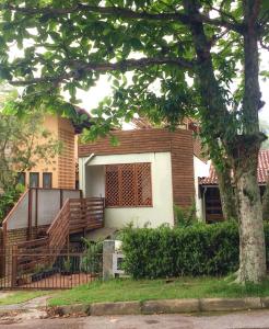 フロリアノポリスにあるEstúdio Sabiáの塀と木のある家