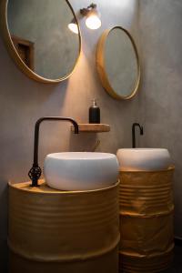 baño con lavabo y 2 espejos en Quinta do Ragal, en Lavacolhos