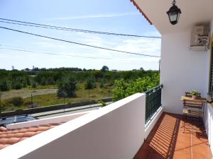 una vista desde el balcón de una casa en Casa Margmar en Vila Nova de Milfontes