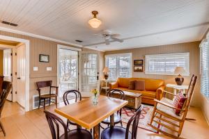 uma sala de estar com uma mesa e um sofá em Colorado Chautauqua Cottages em Boulder