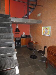 una cocina con escaleras y una mesa en una habitación en Loft La Morada, en Asunción