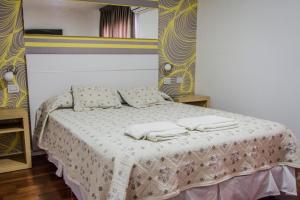 Un pat sau paturi într-o cameră la Hotel Belgrano