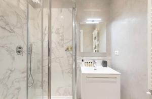 een witte badkamer met een douche en een wastafel bij Booking Florence in Florence