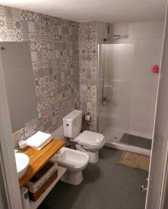 y baño con aseo, lavabo y ducha. en Design Loft - Caseros Boulevard, San Telmo, en Buenos Aires