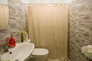 バウアンにあるGregorio Homesのバスルーム(トイレ、洗面台、シャワー付)