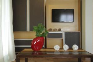 Uma TV ou centro de entretenimento em Plaza Paradiso Petit Hotel