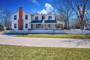 una casa blanca con una valla blanca delante de ella en Finlay House Bed and Breakfast Niagara - on - the - Lake, en Niagara on the Lake