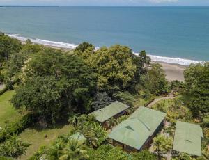 una vista aérea de una playa con árboles y una casa en Villas Serenidad, en Puerto Viejo