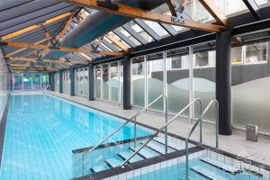 een binnenzwembad met een groot zwembad bij Exclusive Stays - Boulevard Penthouse in Melbourne