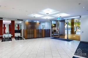 een kantoor met een lobby met glazen deuren en een lobby bij Exclusive Stays - Boulevard Penthouse in Melbourne +25 foto's