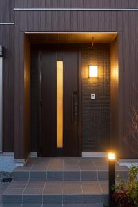 una puerta delantera de un edificio con una luz encendida en Yurian, en Kanazawa