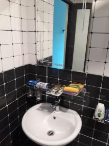 W łazience znajduje się umywalka i lustro. w obiekcie CornerCatBa w mieście Cát Bà