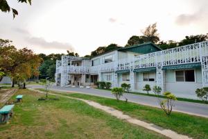 ein Gebäude mit weißen Balkonen auf einer Straße in der Unterkunft Chengching Lakefront Resort in Kaohsiung