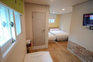 Giường trong phòng chung tại Dongdaemun Hwashin Hostel