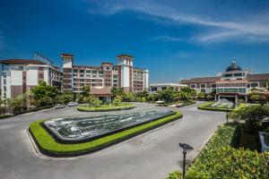 a street with a fountain in the middle of a city at Summit Windmill Golf Suite Hotel at Suvarnabhumi in Bangna