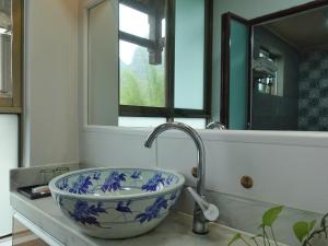Koupelna v ubytování Xingping Our Inn