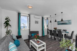 a living room with a couch and a table at Villa NiMa in Brela