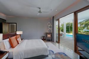 سرير أو أسرّة في غرفة في Dhigali Maldives - A Premium All-Inclusive Resort