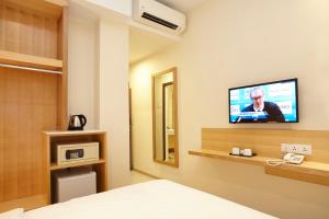 TV a/nebo společenská místnost v ubytování Hotel Six Seasons @ Mid Valley