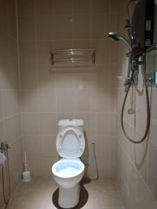 y baño con ducha y aseo. en AZURE SKY HOMESTAY KUALA SELANGOR en Kuala Selangor