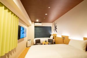 Rúm í herbergi á Daiwa Roynet Hotel Nagoya Fushimi