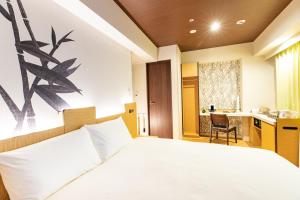 Rúm í herbergi á Daiwa Roynet Hotel Nagoya Fushimi