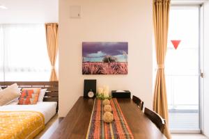 大阪Minn Umeda North的一间卧室，配有一张床和一张木桌