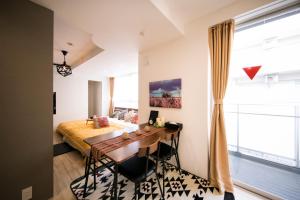 大阪Minn Umeda North的房间里有一张床和一张书桌的卧室