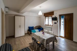 a living room with a table and a bedroom at La Duchessa e Il Contadino in Vieste