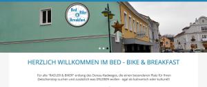 Traismauer的住宿－Bed Bike & Breakfast，建筑的广告,上面有钟