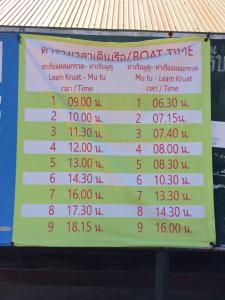ein Schild für einen Tennisplatz mit Nummern drauf in der Unterkunft Gardenhomeresortkohjum in Ko Jum