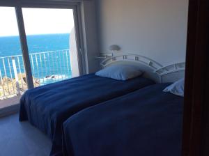 um quarto com uma cama e uma grande janela em Cap Sa Sal Navy, Begur, Girona em Begur