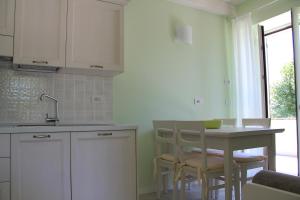 Kuchyň nebo kuchyňský kout v ubytování Villa Carolina