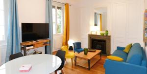 sala de estar con sofá azul y mesa en Appart' Gailleton en Lyon