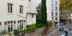 un edificio con plantas a su lado en Appart' Gailleton en Lyon