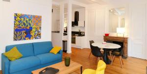 里昂的住宿－Appart' Gailleton，客厅配有蓝色的沙发和桌子
