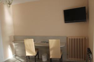 TV a/nebo společenská místnost v ubytování Hotel De La Mer