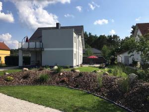 una casa con un jardín delante de ella en Ferienhaus _GlueckSEEligkeit_, en Großkoschen