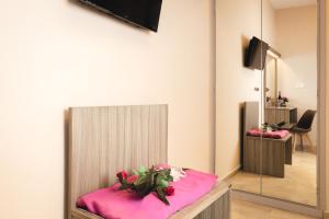 Pokój z różowym stołem i lustrem w obiekcie Pavlos studios w Laganas