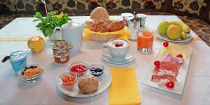 una mesa con platos de comida en una mesa en Bed Bike & Breakfast en Traismauer