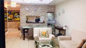 een woonkamer met een tafel en een eetkamer bij 67 sqm. Condo Unit in Robinson Place Residences in Manilla