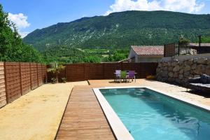 a backyard with a swimming pool and a fence at LA KALICIA in Pierrelongue