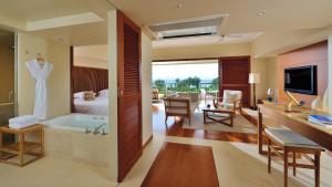 1 dormitorio y baño con bañera. en The Terrace Club Wellness Resort at Busena en Nago