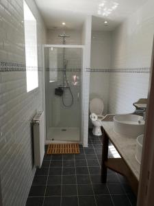 Et badeværelse på Domaine du Manoir de Vains