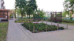 een park met een tuin van planten en banken bij Głogów przy Morcinka in Głogów